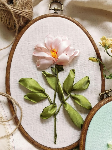 Вышитая цветочная иллюстрация